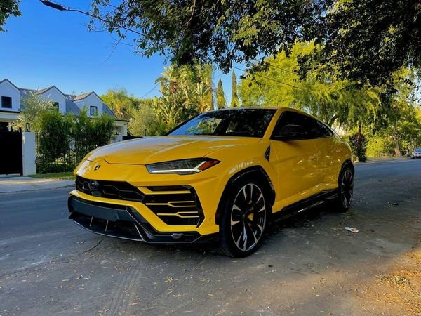 Lamborghini Urus angle 1